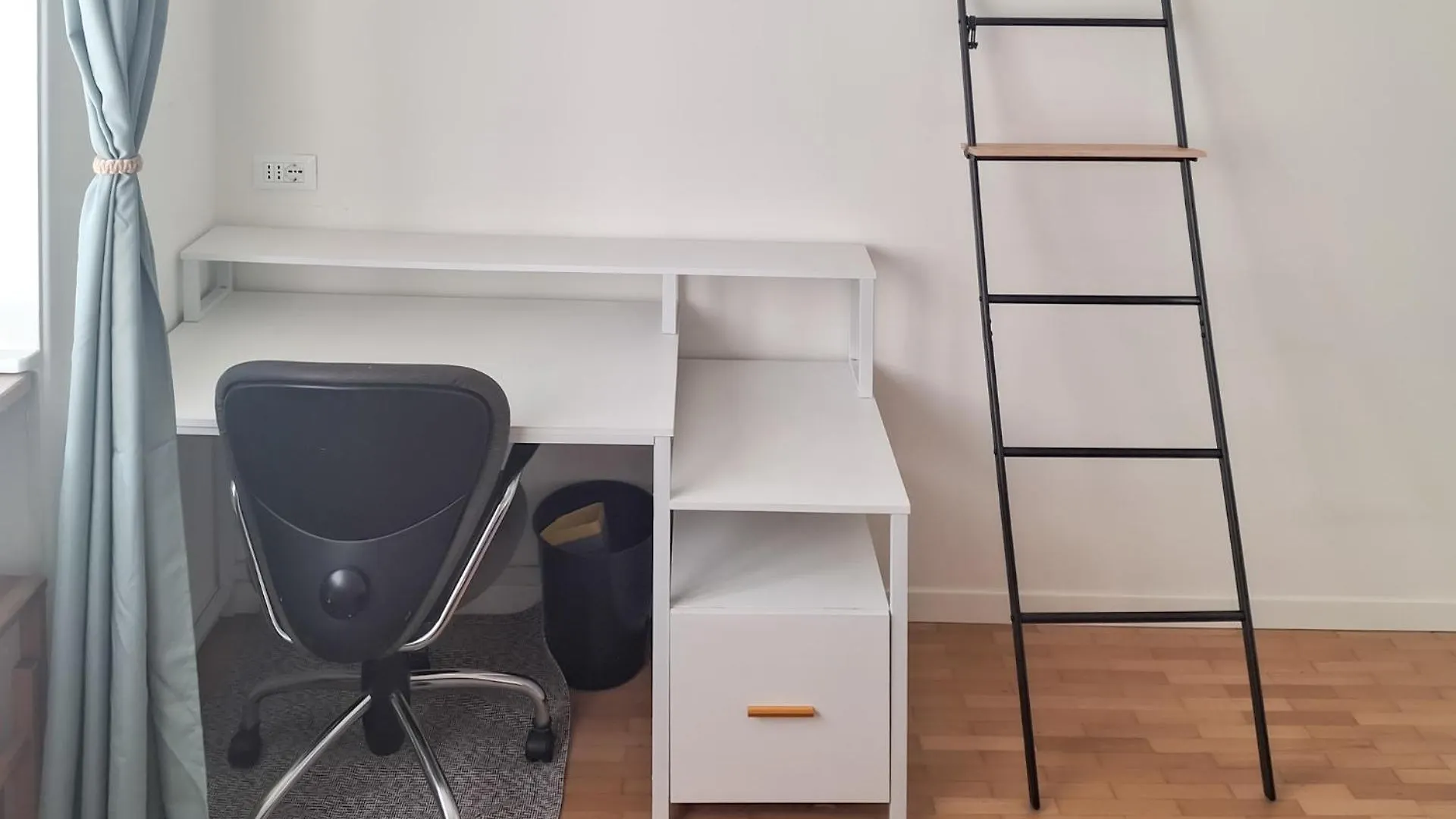 Bright Two-Bedroom Apartment Near Isola Milan