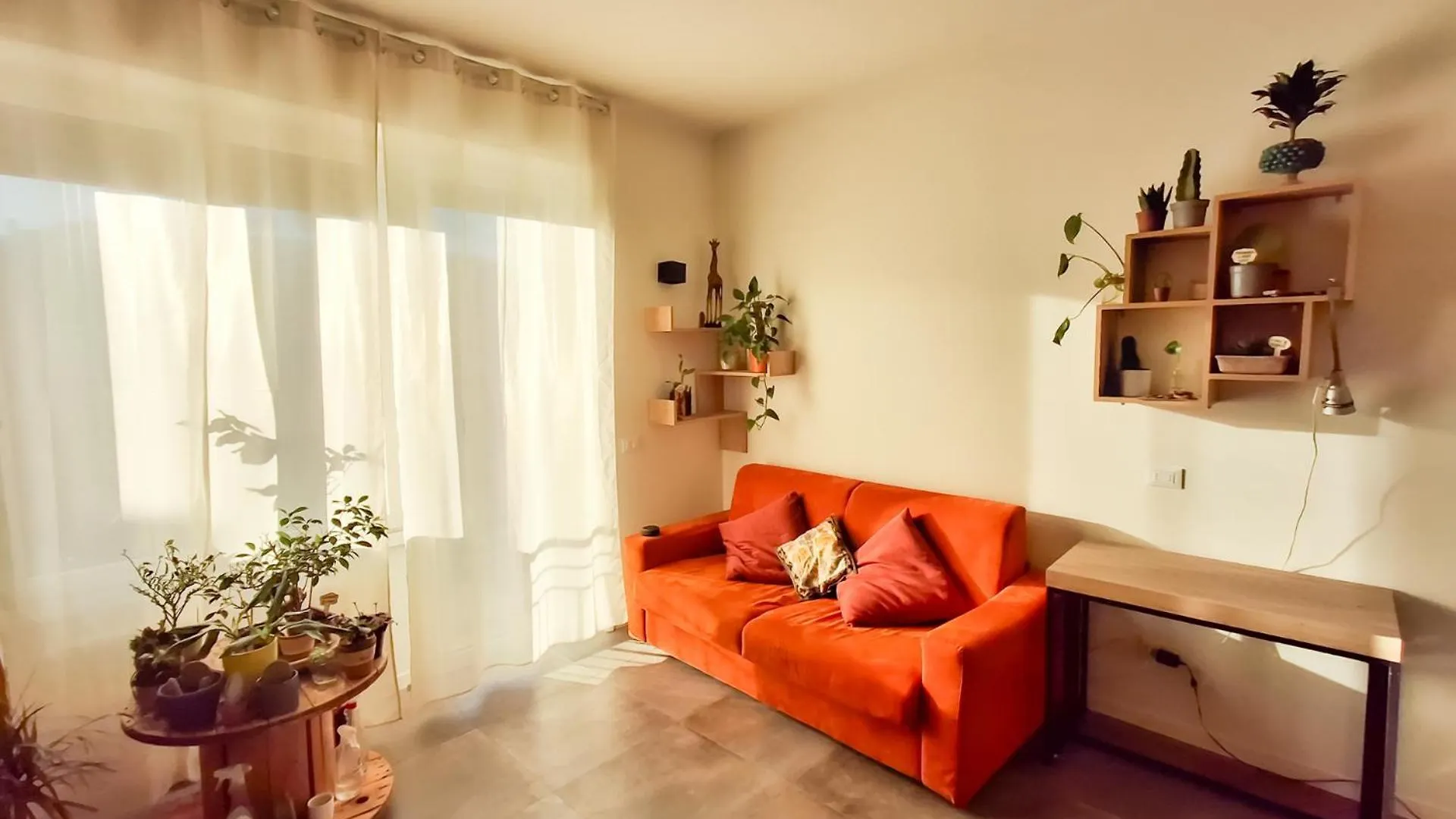 Bright Two-Bedroom Apartment Near Isola Milan
