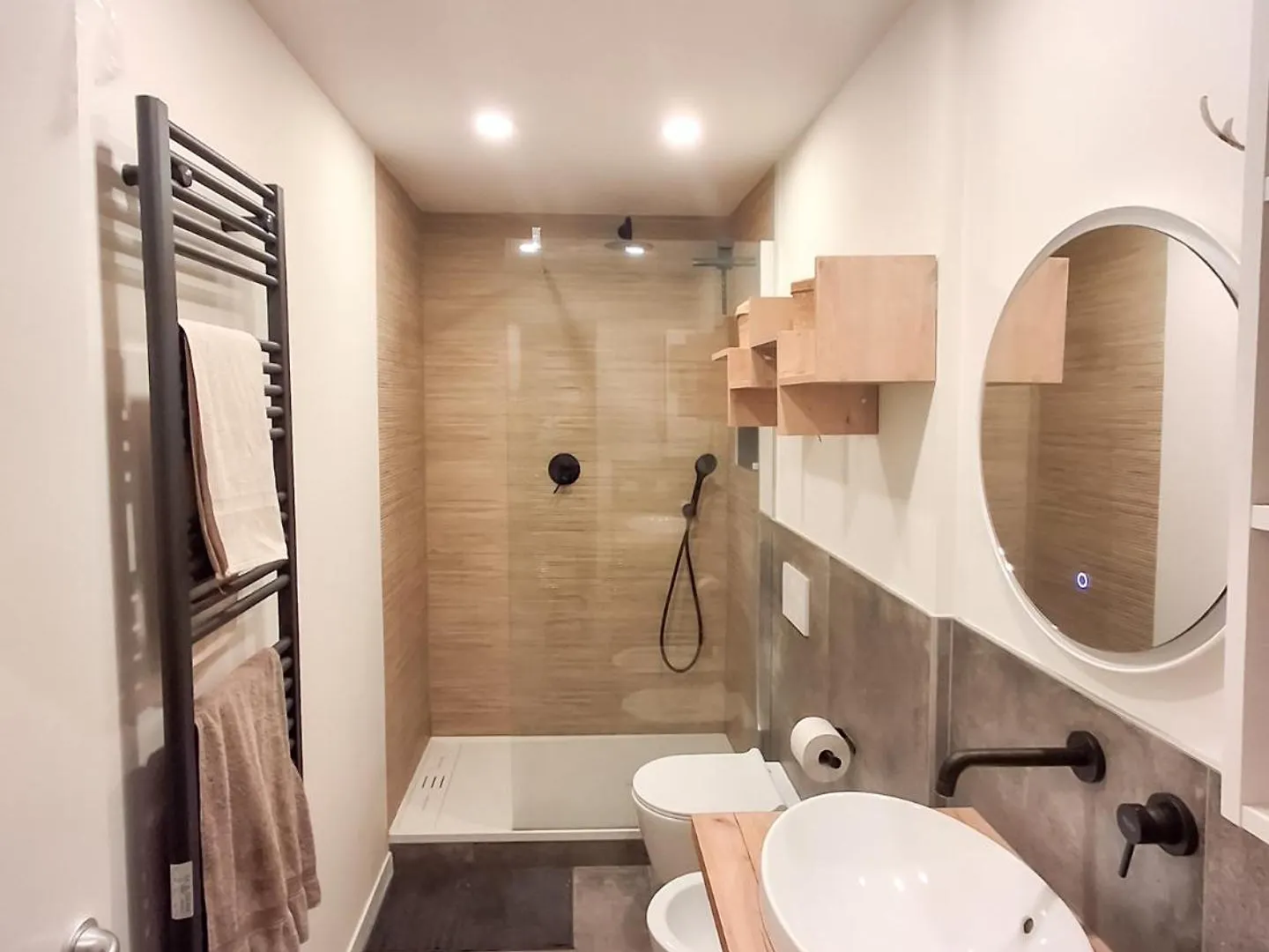 Bright Two-Bedroom Apartment Near Isola Milan Italy