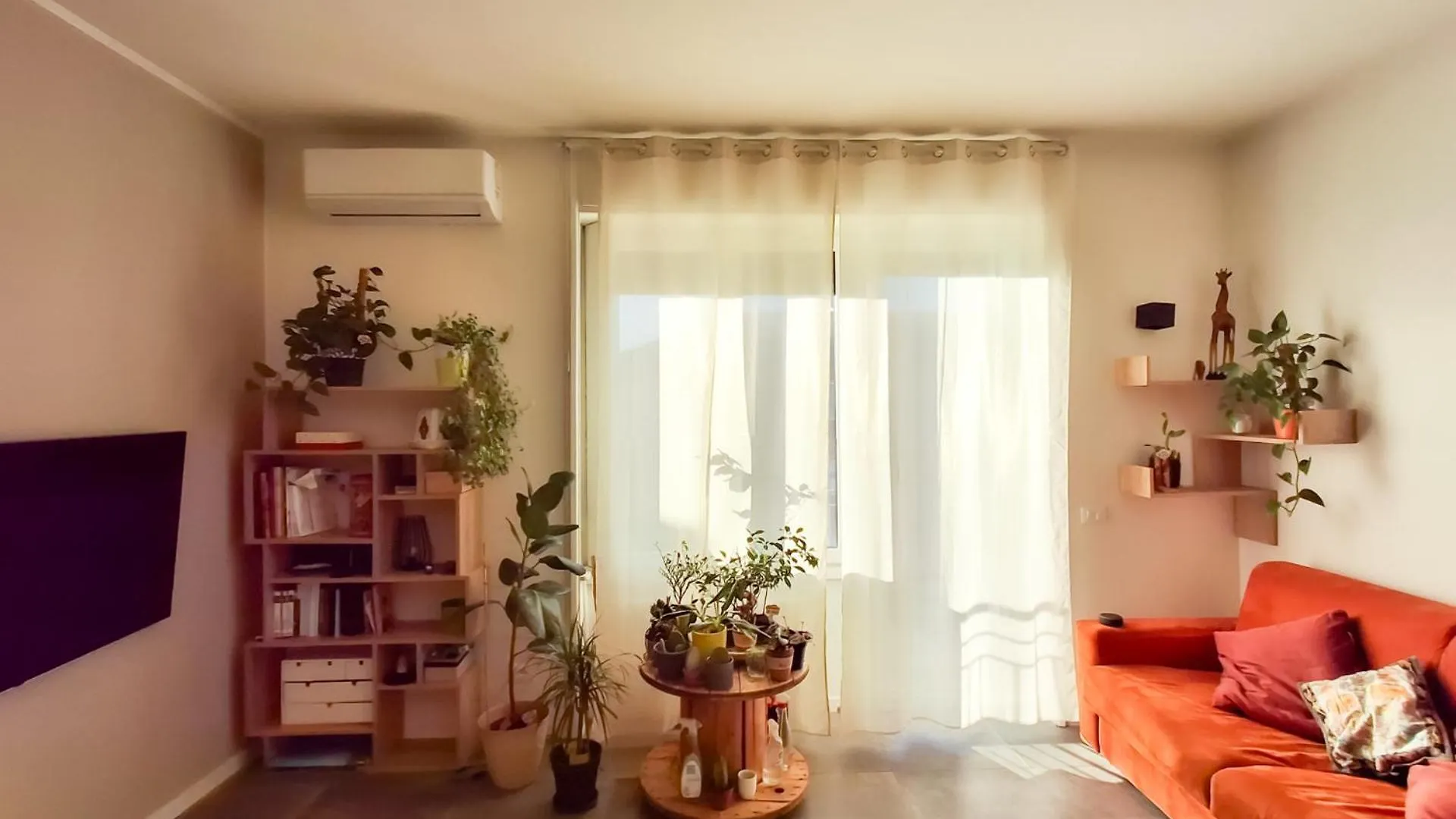 Bright Two-Bedroom Apartment Near Isola Milan