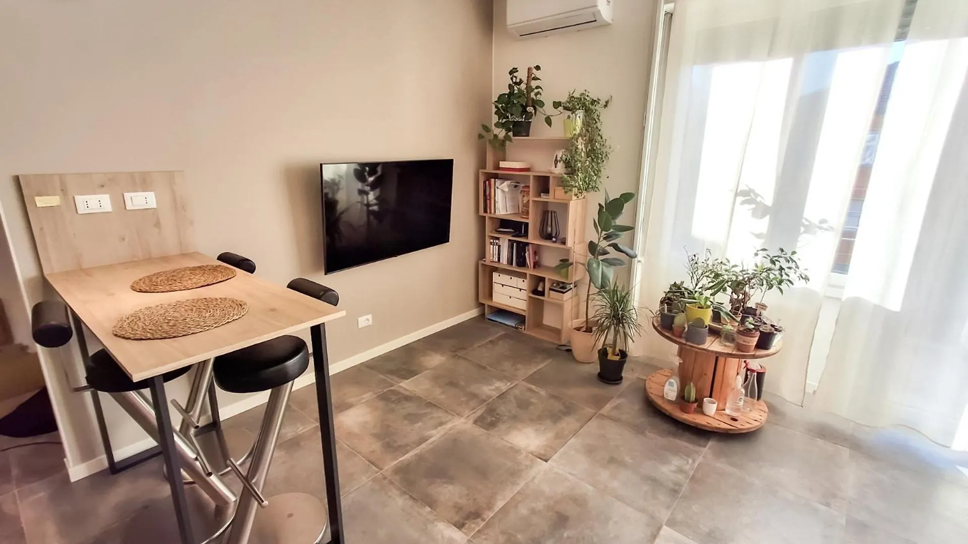 Bright Two-Bedroom Apartment Near Isola Milan