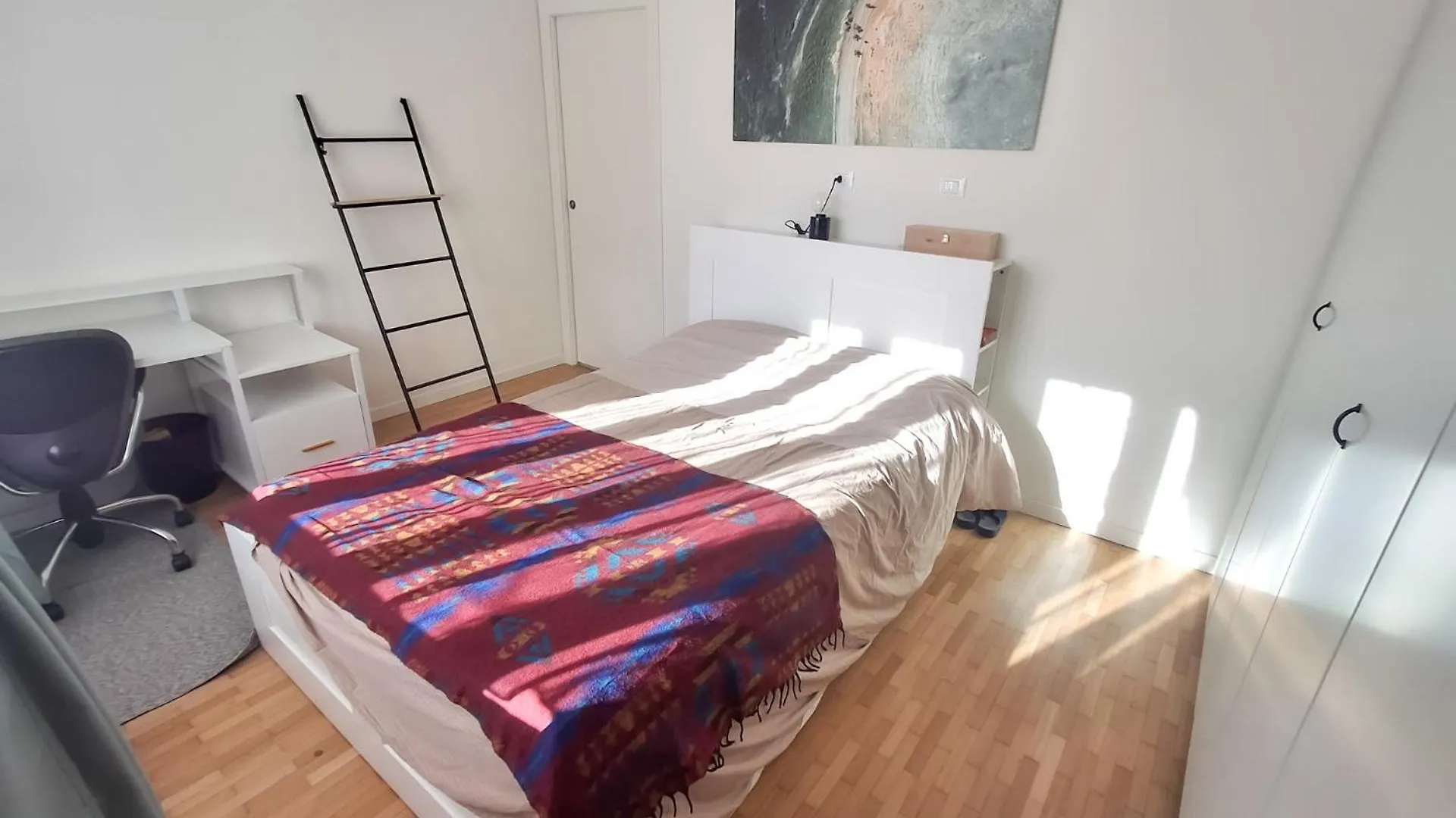 Bright Two-Bedroom Apartment Near Isola Milan
